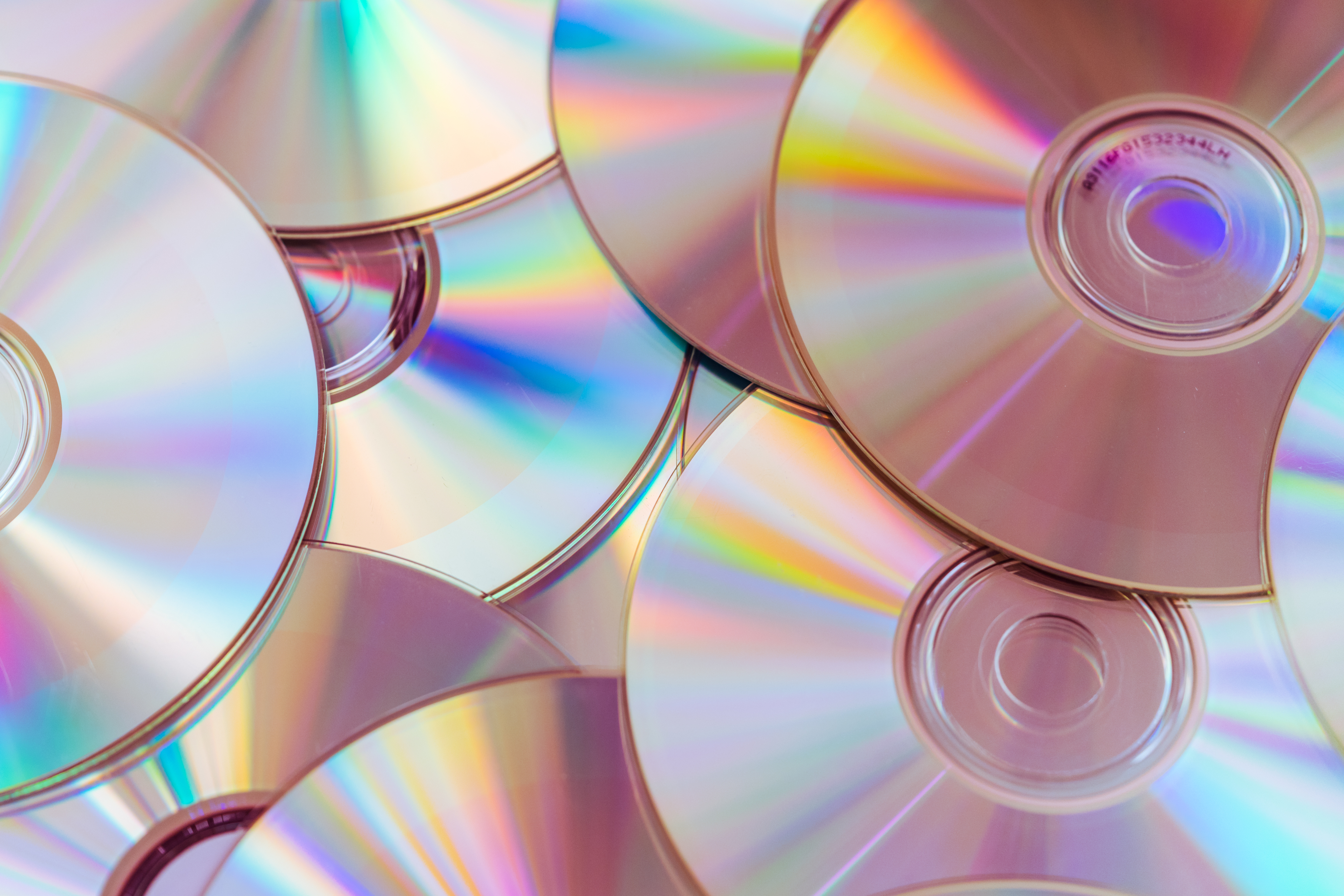 pile-of-cds-compact-discs-and-dvds-picjumbo-com